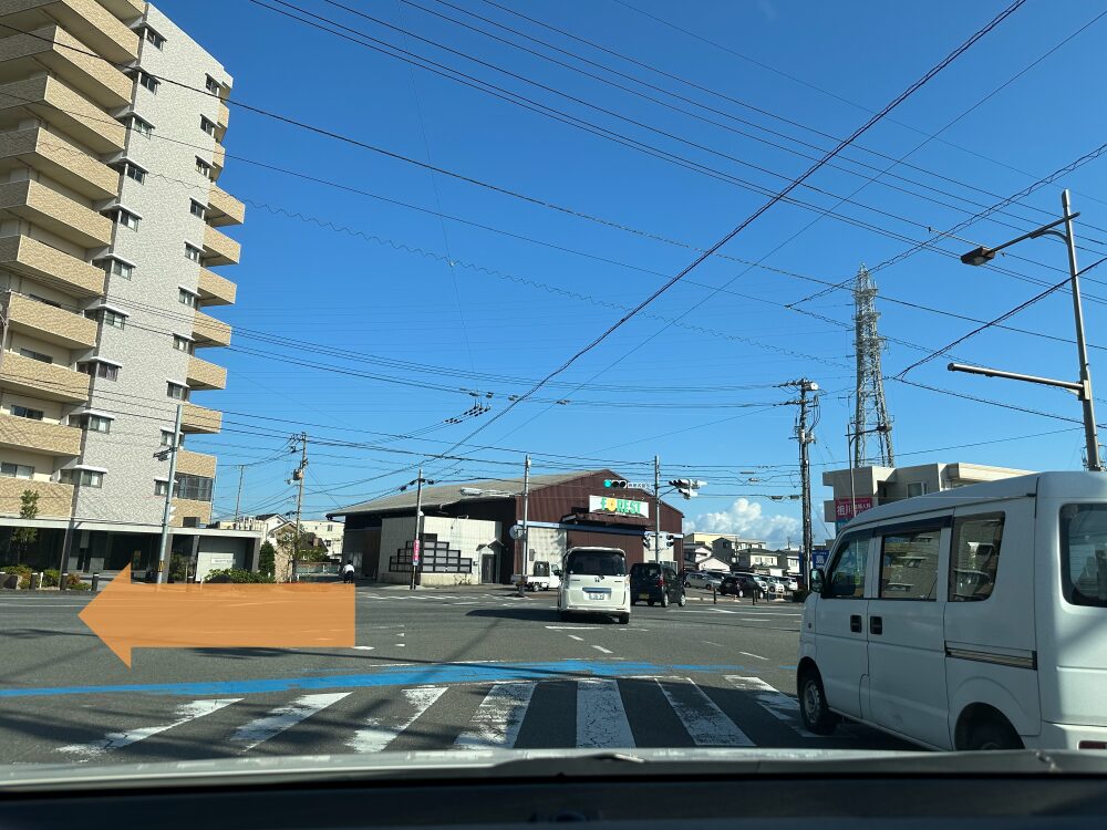 田宮交番の交差点を左折します。